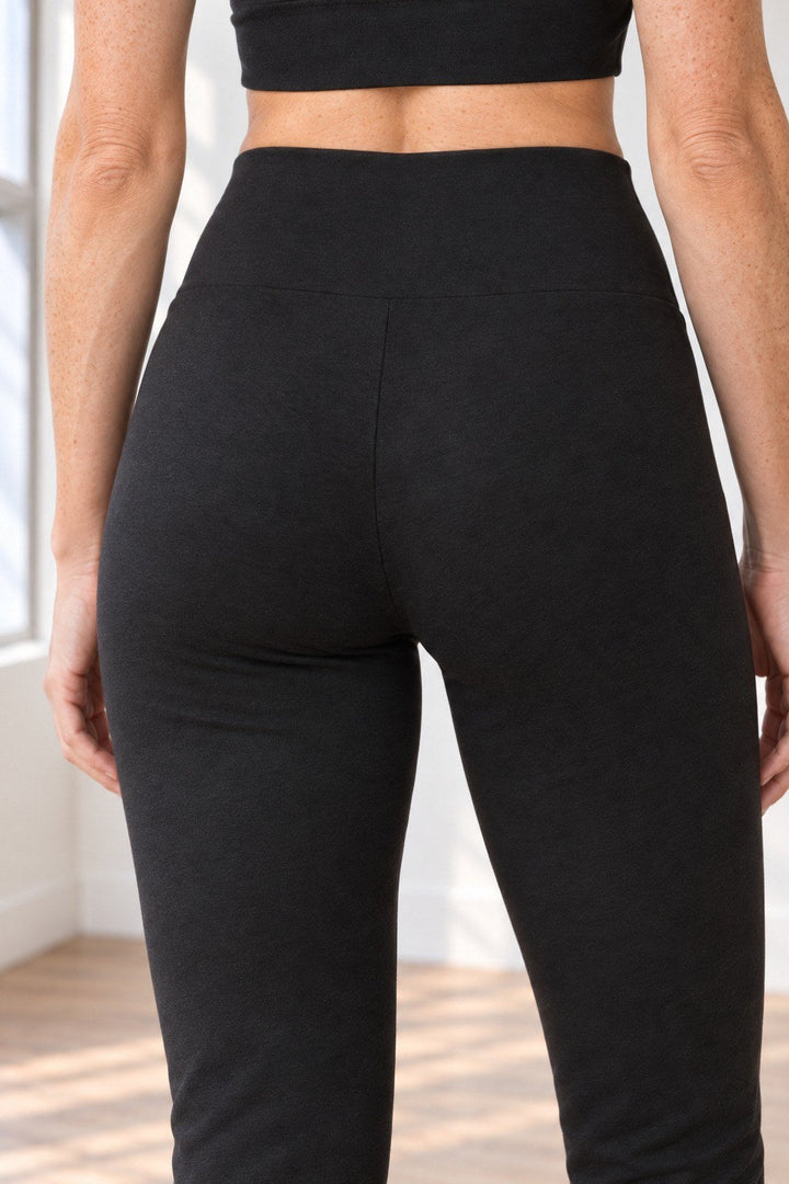 Detail of the organic cotton leggings 33" in the Fall Set