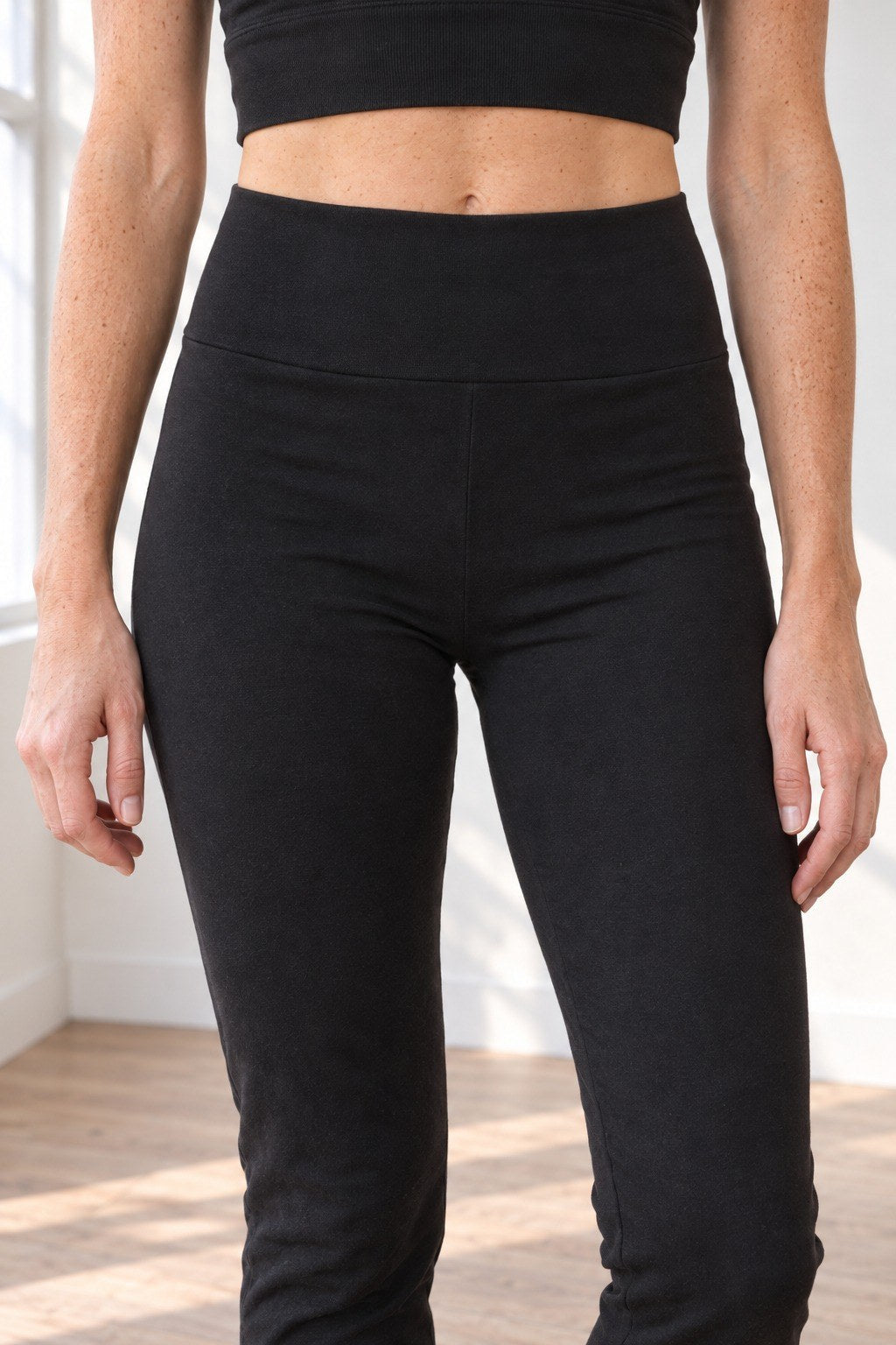 Rounded high-rise waistband of the organic cotton leggings 33" in the Fall Set