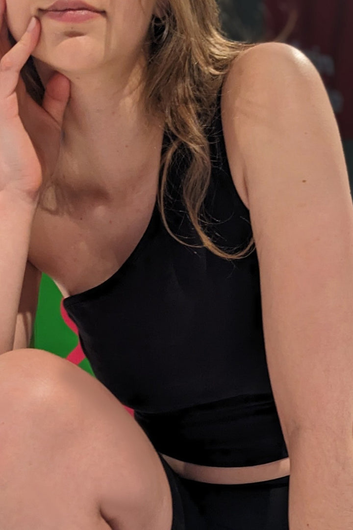 Brassière courte asymétrique noire 2"