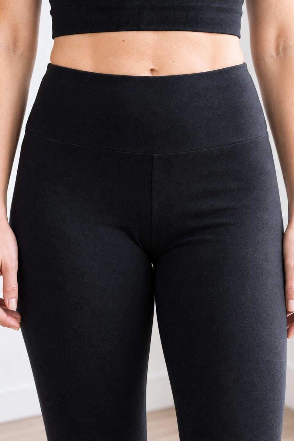 Rounded high-rise waistband of the organic cotton leggings 27" in the Fall Set